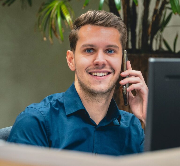 Accountmanager is aan het bellen met een klant.