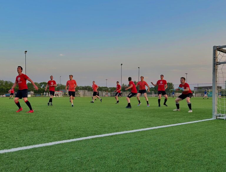 De Groot voetbal team aan het voetballen tijdens voetbaltoernooi.