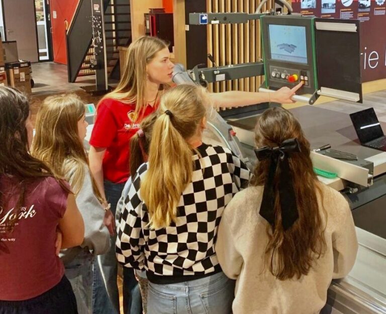 collega geeft uitleg aan meiden over Altendorf formaatzaag in showroom.