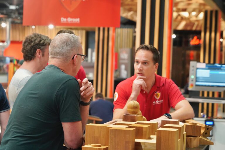 De Groot'er luistert naar klant in de showroom.