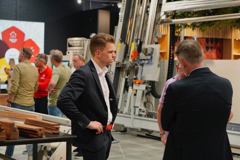 De Groot'er luistert naar klanten in de showroom.