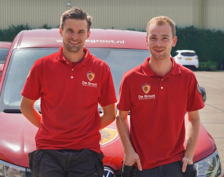 Twee servicetechnici leunen op werkbus van De Groot