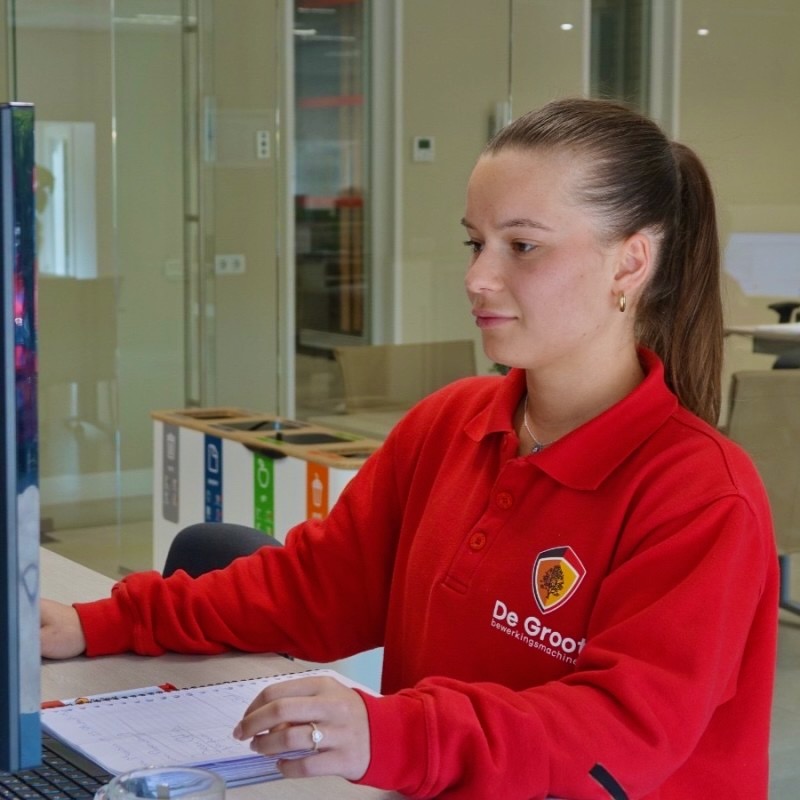 Collega werkt aan computer op kantoor in Rosmalen.