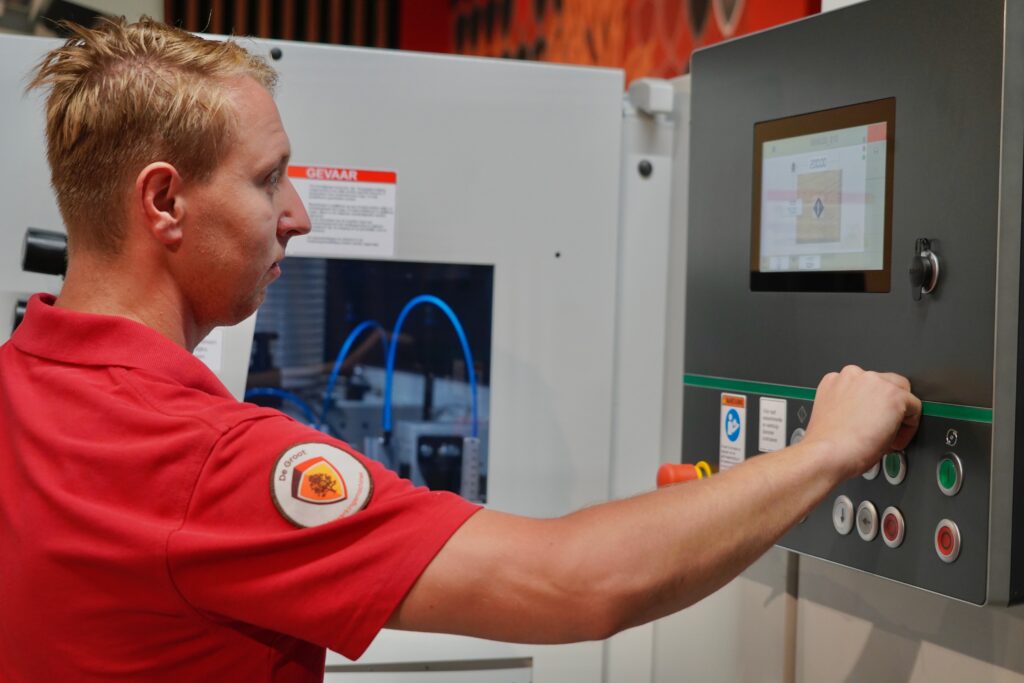 Servicetechnicus werkt aan cnc-machine