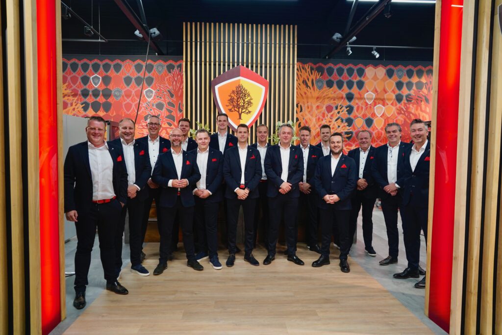 Verkoopteam met accountmanagers staat in de showroom