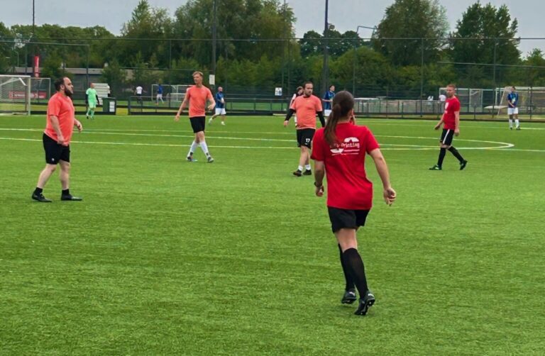 Collega is aan het voetballen in De Groot voetbalshirt.