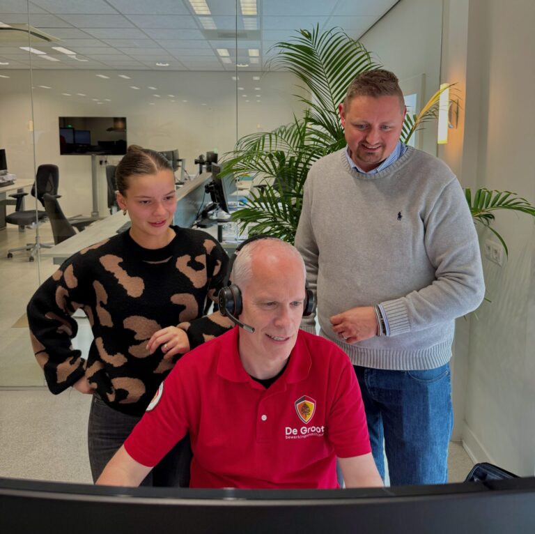 Het planteam staat met drie naar computer te kijken op kantoor.
