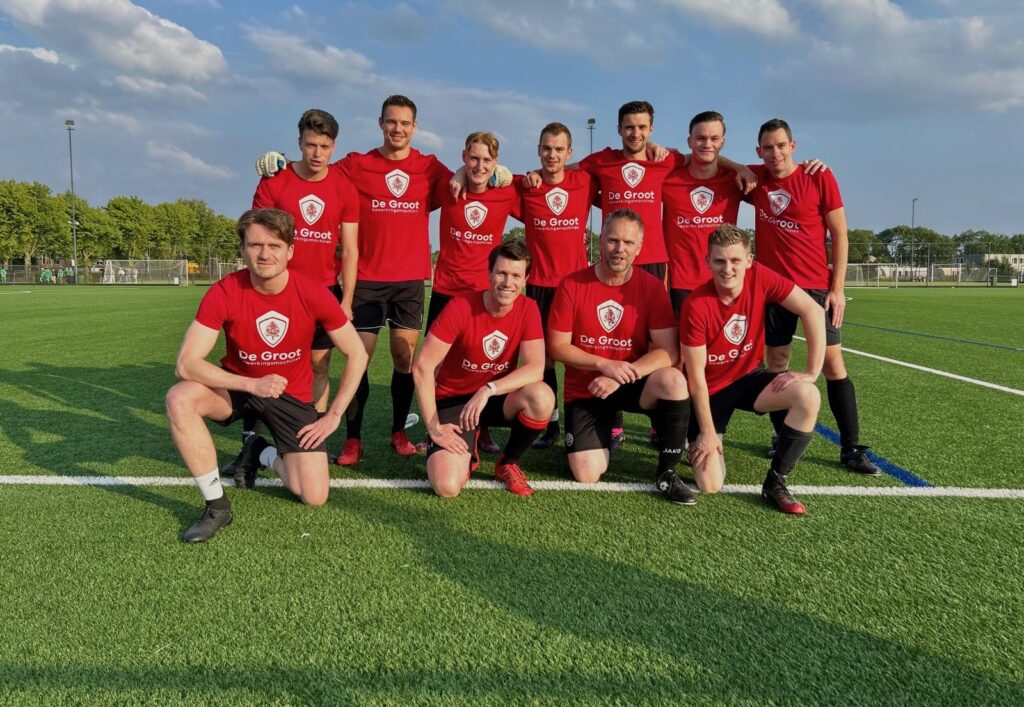 De Groot'ers doen mee aan voetbaltoernooi met De Groot voetbalshirts.