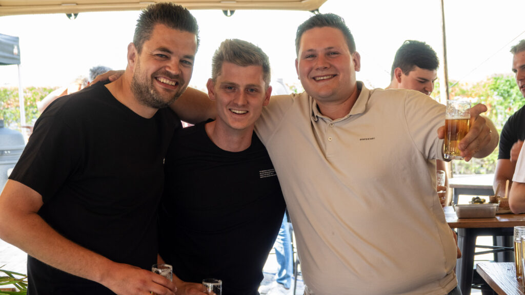 Team service technici met bier in hand lachend