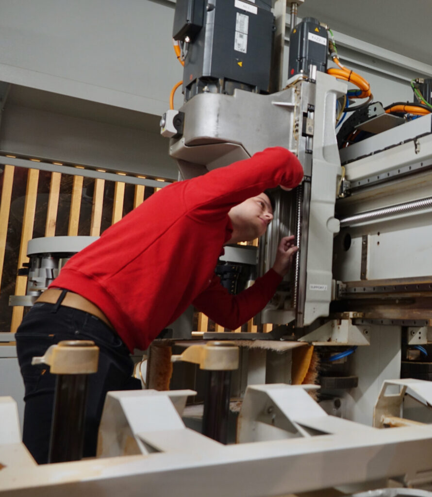 Servicetechnicus De Groot bij machine techniek aan het checken