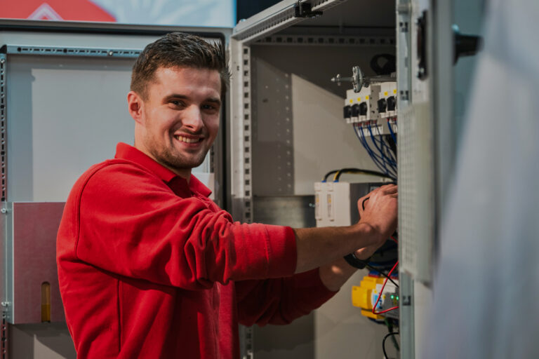 Servicetechnici De Groot bij elektriciteitskast