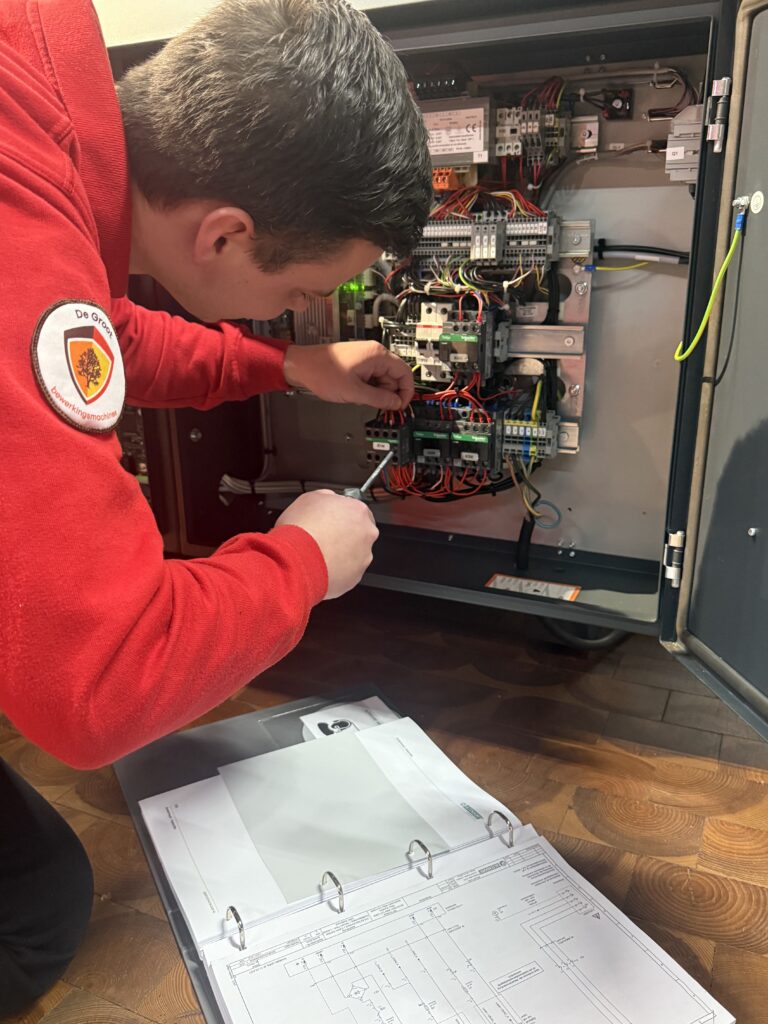 Servicetechnicus aan het werk aan de techniek elektrotechniek mechaniek