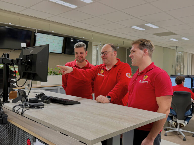 Team servicecenter technici De Groot wijzend en lachend naar het scherm