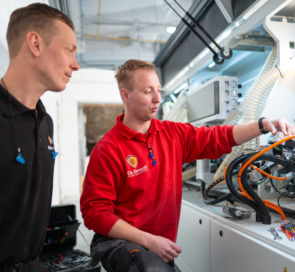 Servicetechnicus legt iets uit aan klant
